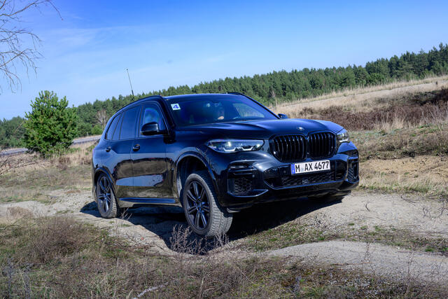 BMW X5 night
